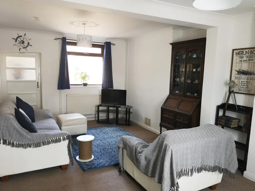 Cosy & Comfortable Entire Holiday Home, Llanelli. Fully equipped. Dog friendly - Image 1