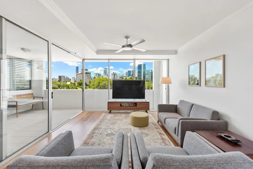 Entire Unit - 2 Pools - Sauna - Park - CBD Views - Baby Ready - Image 1