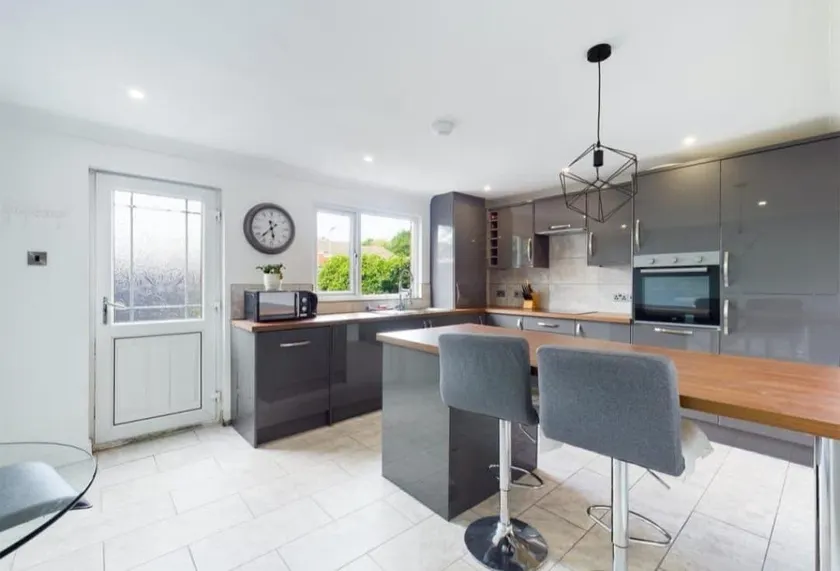 Modern, central Teesside, 2 double beds, 1 single - Image 1