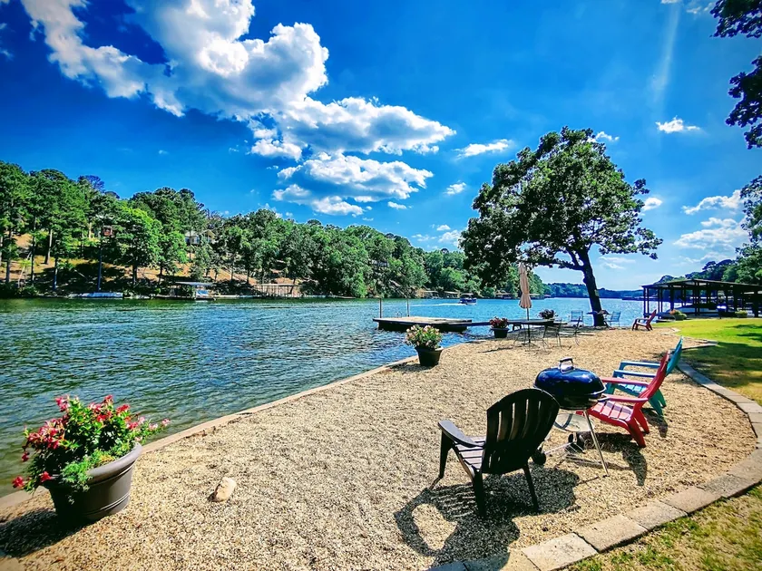 #04-Adorable Large 1 Bedroom Lakeside Cottage- Pet Friendly - Image 1