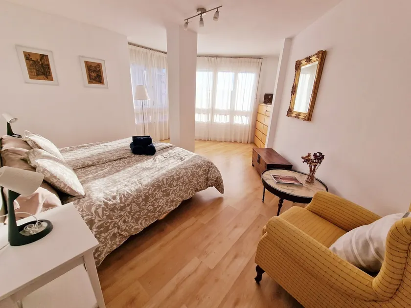 Málaga Center! 140m² and private parking! - Image 1