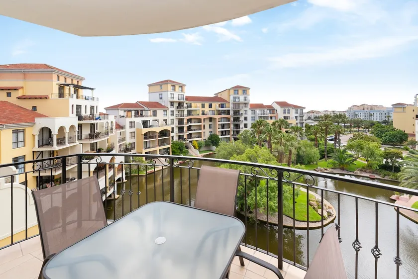 Island Club Hotel & Apartments - Image 1