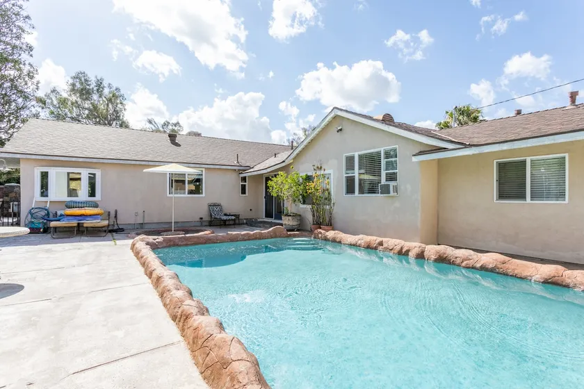LUX POOL BBQ large 8BEDS Home - Image 1