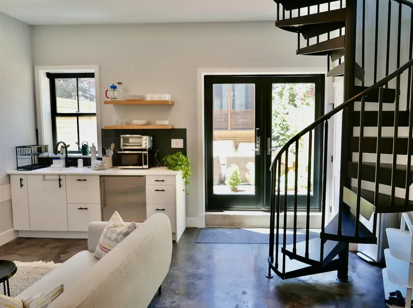 The Chic Carriage house in Shaw Sleeps 2 - Image 1