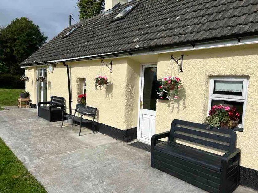 Beautiful Traditional Irish Cottage - Image 1