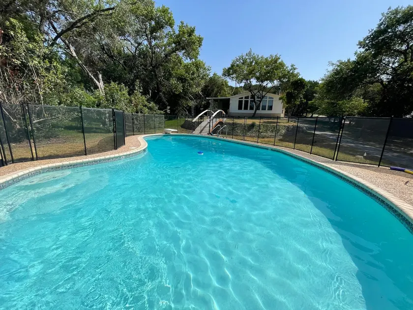 Lakefront 3 bedrooms with pool on 6 acres - Image 1
