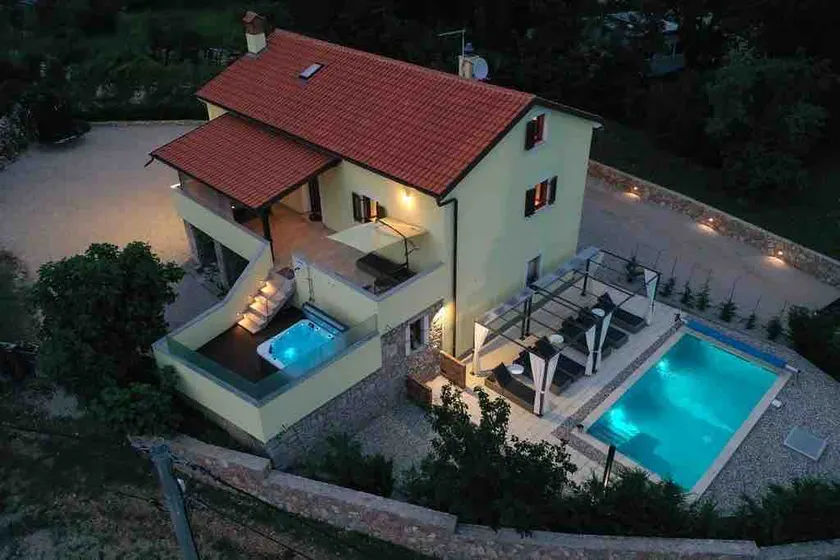 Holiday House Tosh - Image 1