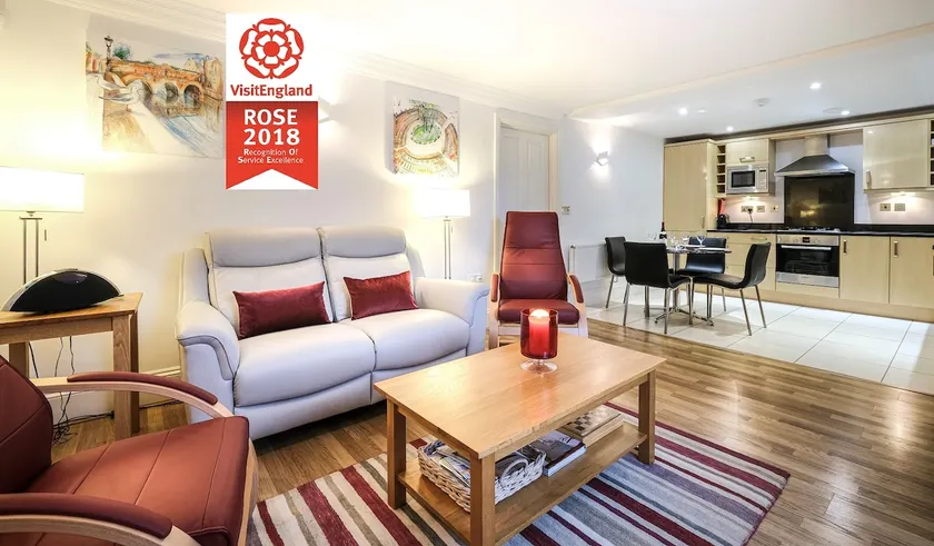 Luxury Ground Floor Apartment with Parking in Central Bath - Image 1