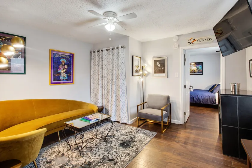 Central Location | Sleeps 10 | Gated Courtyard+Bar - Image 1