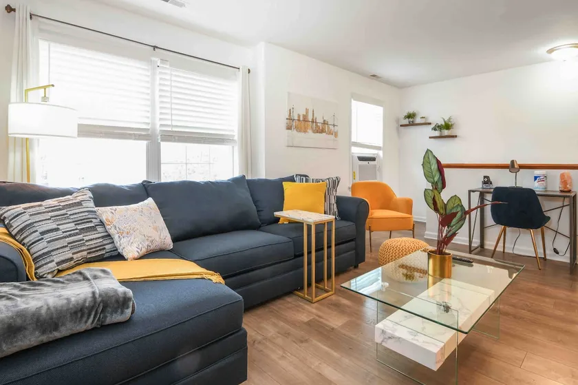 Lavish 3Bed Apt ! Free Gated Parking! 30 min NYC! - Image 1