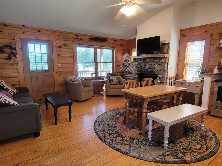 Lucky Us Farm Hot Tub Pet Friendly - Image 1