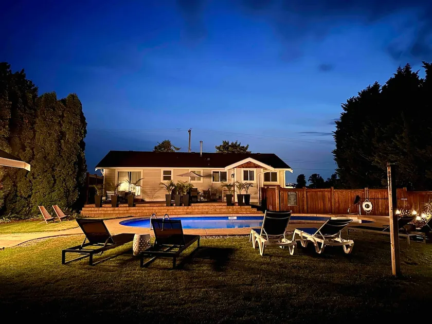 The Farmhouse with hot tub and pool - Image 1