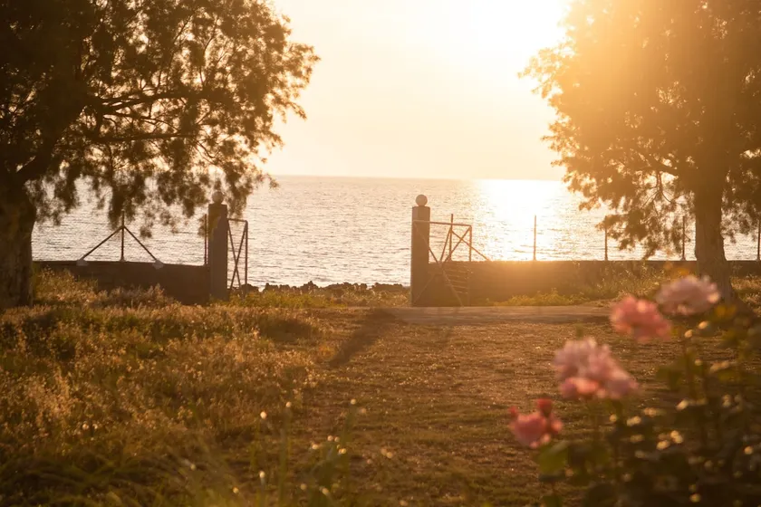 Cottage by the sea - Image 1