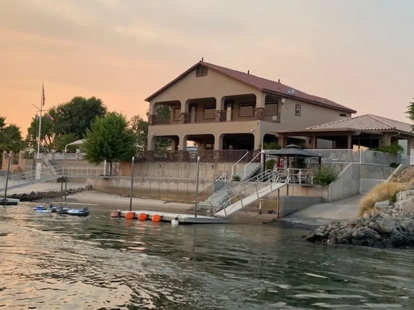 RIVERFRONT PARADISE OASIS W/ PRIVATE BEACH & BOAT DOCK - Image 1