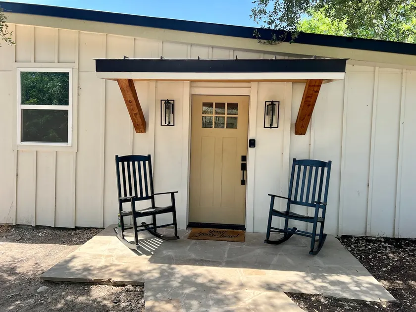 Hidden river retreat near downtown - Image 1