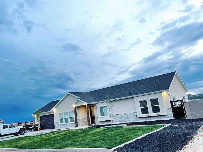 3 Peaks Mountain View Getaway w/Hot Tub! - Image 1