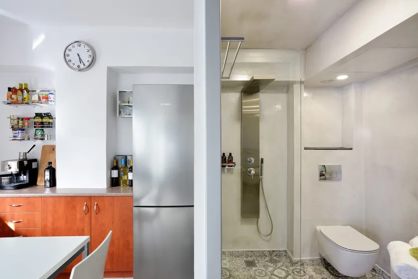 Landscaped Elegant & Sunny Apartment - Image 1