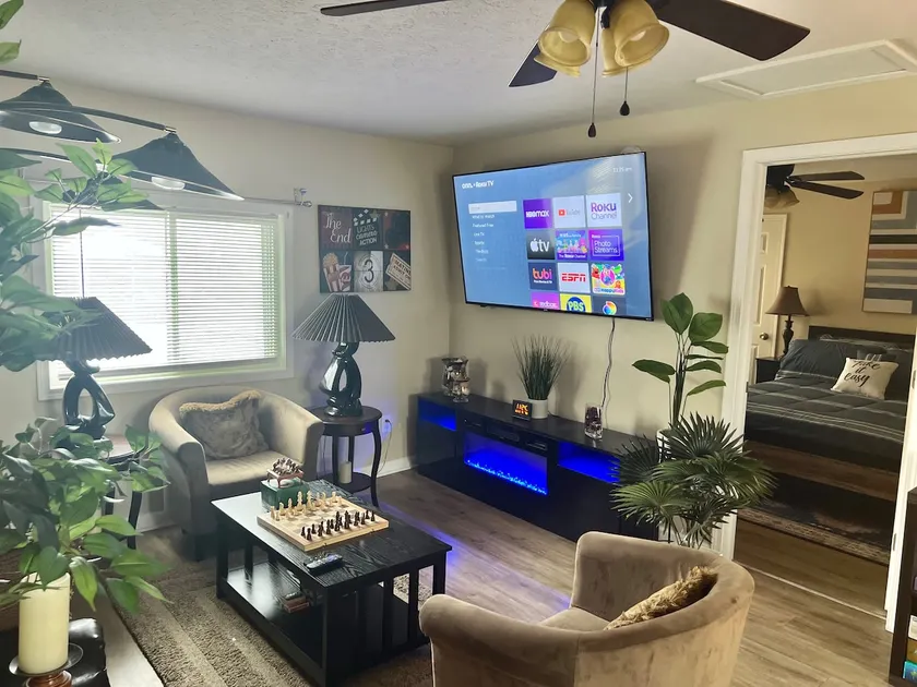 A Cozy, Homely, Fun Retreat minutes from downtown - Image 1