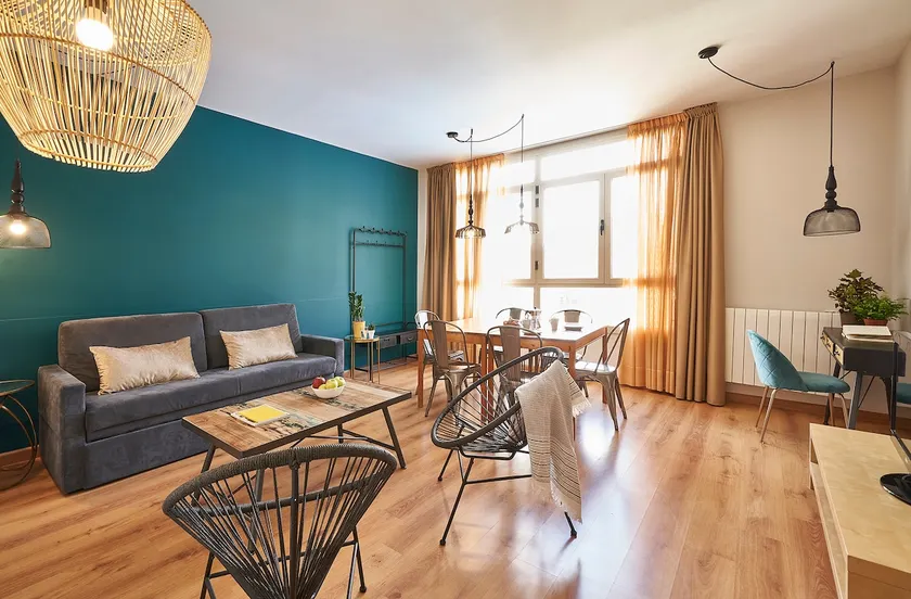 Bedroom in apartment. Sants area. Retro - Image 1