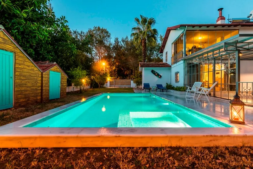 Cozy Villa with Great Outdoor Garden Near the Town - Image 1