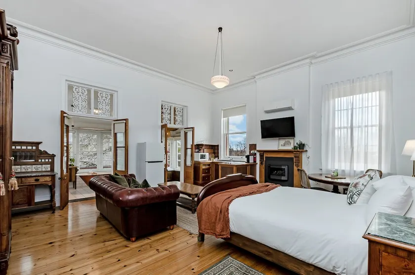 Sunlit 1 BR APT w/ reading nook & clawfoot bath - Image 1