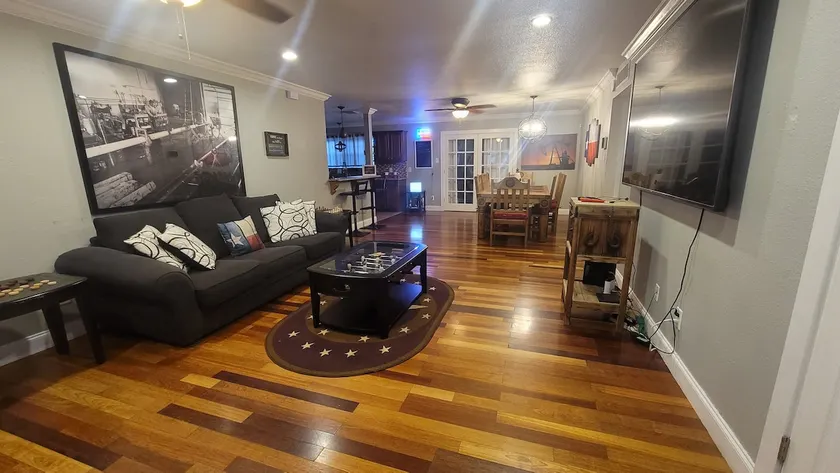 Wildcatter resting grounds, spacious living - Image 1