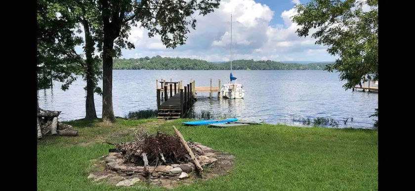 Lakefront home with dock and ramp. Anglers/Fams - Image 1
