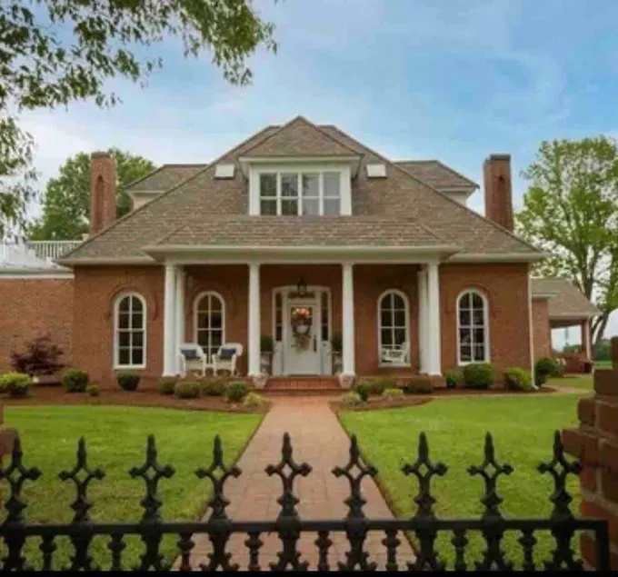Beautiful Historical Home in the Country - Image 1