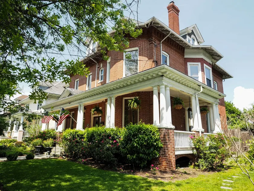Large Victorian Mini Mansion - Image 1