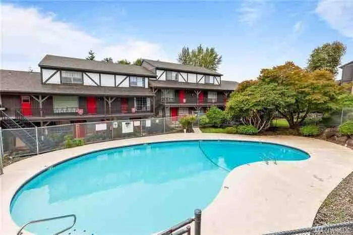 2BR SeaTac Townhouse | Near Airport | Pool | Pets+ - Image 1