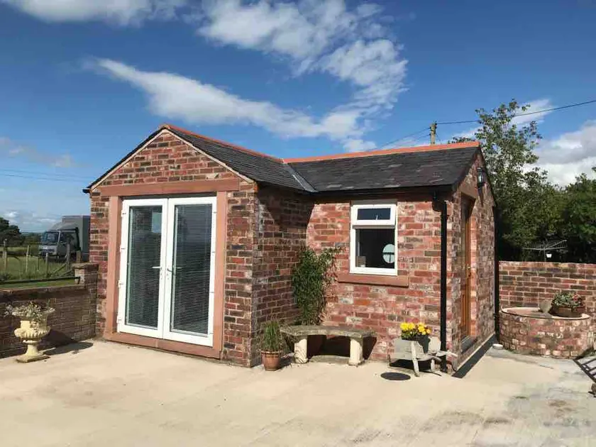 Mount Farm - Tom's Place, Detached Guest Suite - Image 1
