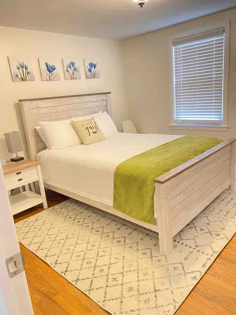 Modern Home Centrally Located - Image 1