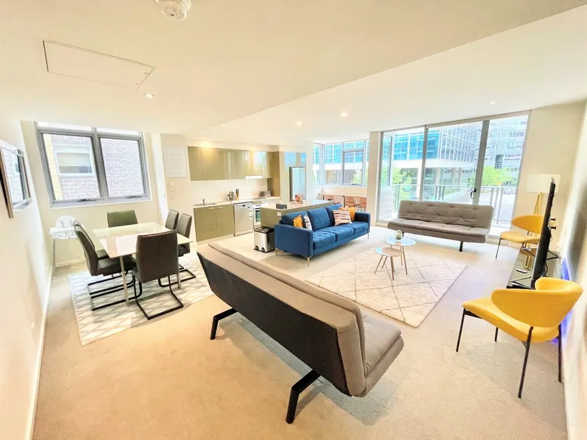 Spacious Stay in the Heart of the City - Image 1