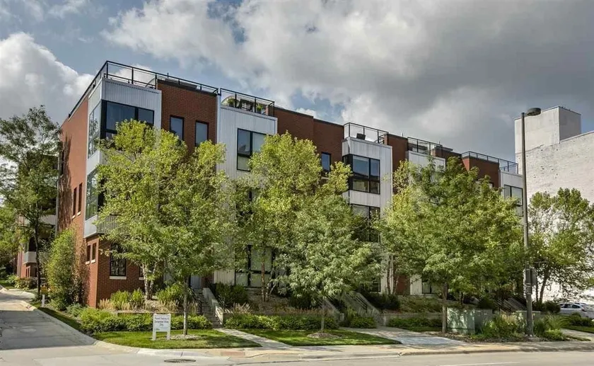 Luxury Downtown Townhouse with parking - Image 1