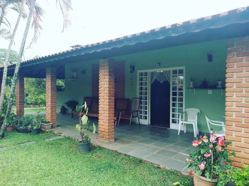 Farmhouse with pool and ample green space - Image 1