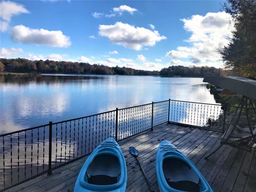 LAKEFRONT CABIN POCONO - HUGE 3-tier deck, fireplace, kayaks, fire pit, sleep 8 - Image 1