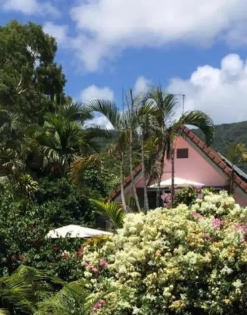Beachfront Cairns Clifton Beach NO Booking Fee - Image 1