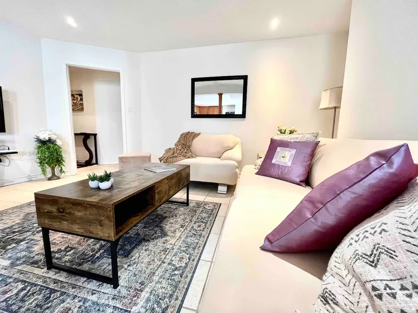 Clean bright pet friendly apartment with parking - Image 1