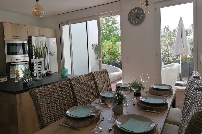 Beautiful 5* rated furnished, terrace, city center - Image 1