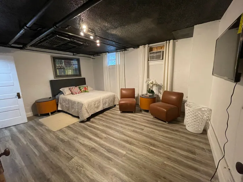Spacious basement retreat. One block from MSU - Image 1