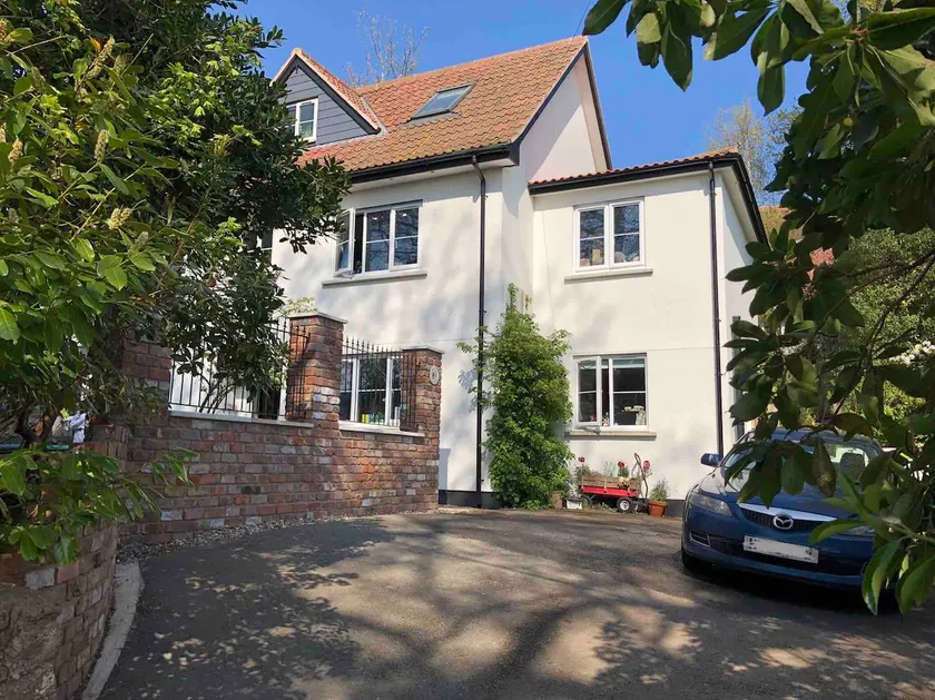 Large boutique property in central position. - Image 1