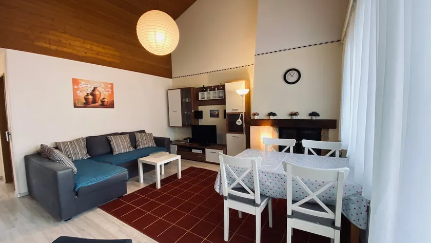 Nice top floor flat - Image 1