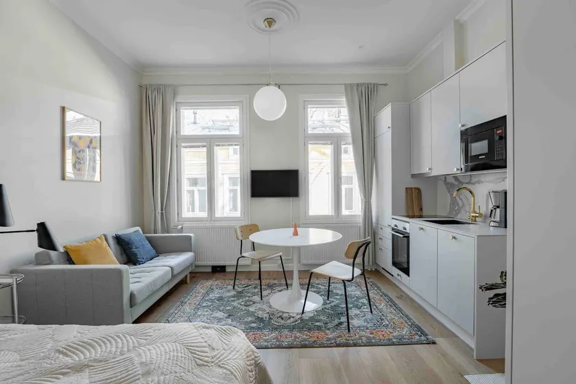 Renovated wooden apartment, with private parking - Image 1