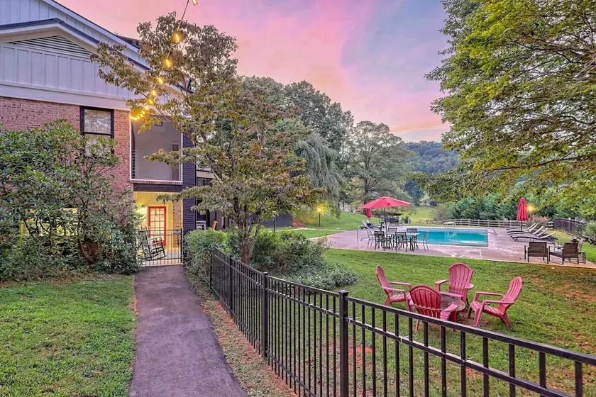 Little Red Door, a poolside guest suite - Image 1
