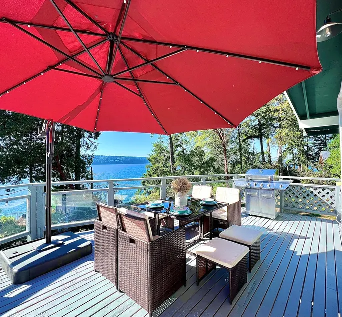 Freeland Beach View Waterfront Family Retreat - Image 1