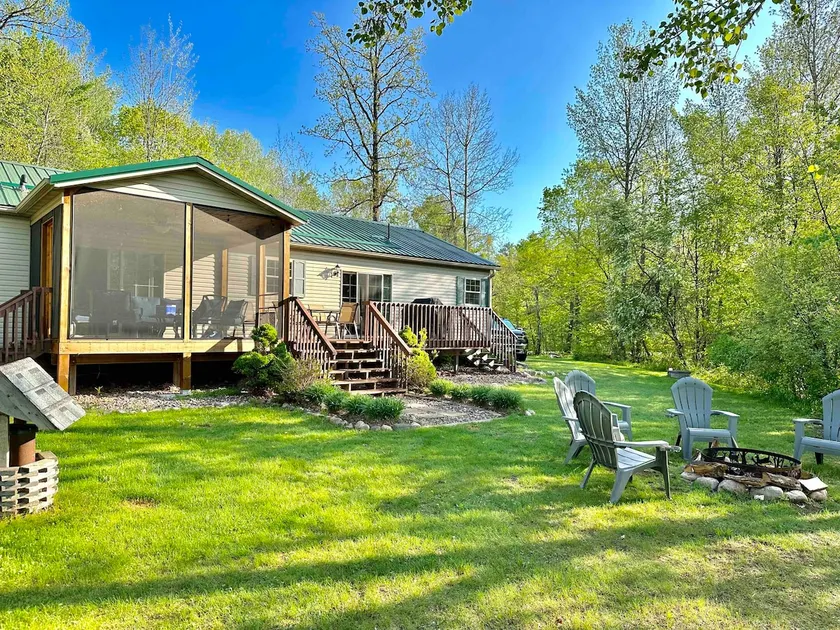 Lakefront Cabin w Screened Deck! Pontoon Rental! 2 Kayaks / Fishing Row Boat! - Image 1