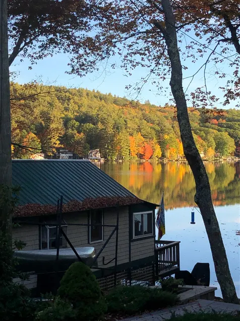 Seasonal lake side cottage - Image 1