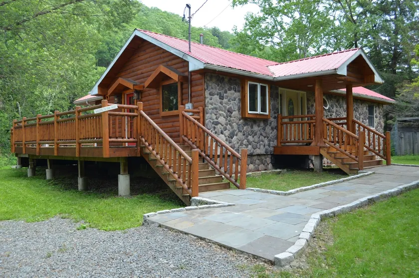 Nyrenoveret Catskill Mountain Water Front Brugerdefineret log Hjem - Image 1