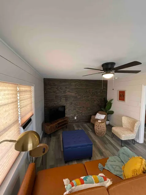 Pet friendly 2/1 home - 1 block to downtown Shiner - Image 1