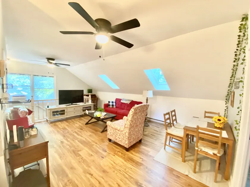 Three Meadows Farm, outdoor views, great location - Image 1